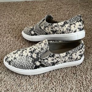 EYC Steve Madden “Ecentric” Slip On Sankeskin Flats 8.5
